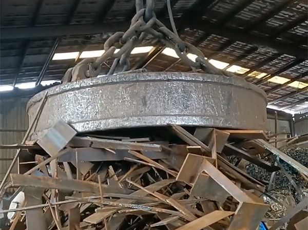 大型鑄造加工廠家用廢鋼生產(chǎn)大型鑄鋼件是如何解決成分不均勻的？