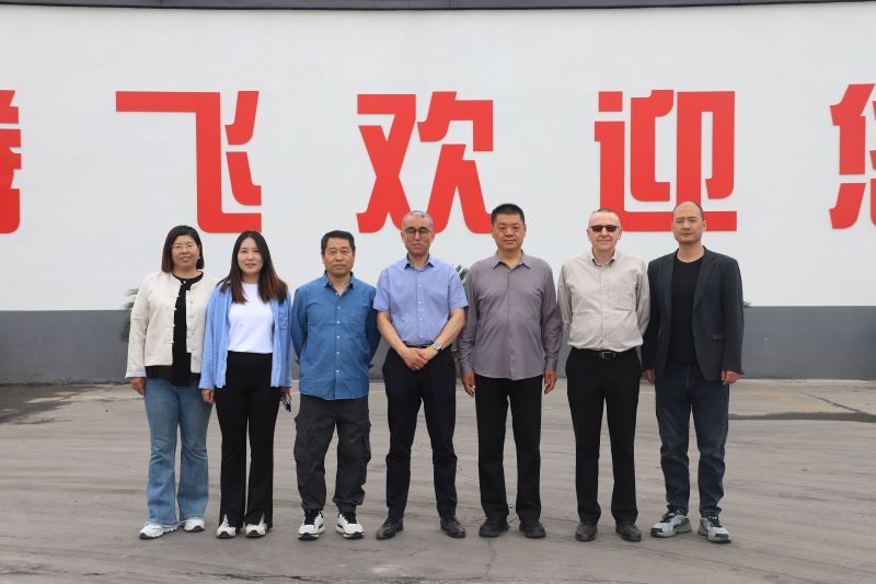 法孚集團客戶蒞臨大型鑄造加工廠家-騰飛鑄鋼！